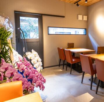 店内は和洋折衷の落ち着いた雰囲気になっております。各種宴会に最適なコースを存分に楽しみながら、快適な時間をお過ごしください◎