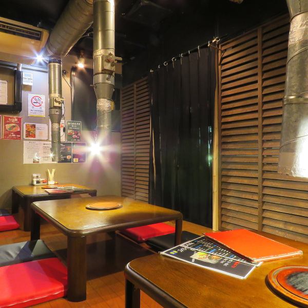 Counter seats where you can talk with the cheerful staff! Please feel free to visit us by yourself ♪ Please spend a relaxing time while eating delicious charcoal-grilled meat.