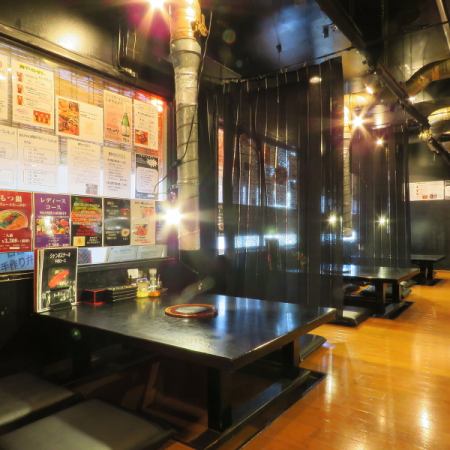 After entering the shop, there is a spacious tatami room on the left.It is recommended for girls-only gatherings, dates, and families as it allows you to spend a relaxing time.
