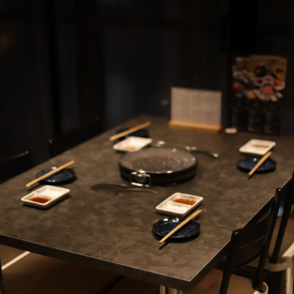 開放的な半屋外バルコニー席は、夜風を感じながら炭火焼きを楽しめる特別な空間。街のネオンが照らす非日常の雰囲気が魅力で、4名掛けをベースに自由なレイアウトが可能です。カジュアルな飲み会や二軒目使いにも最適。喫煙可能エリアのため、気兼ねなくくつろげる使い勝手の良いスペースです。