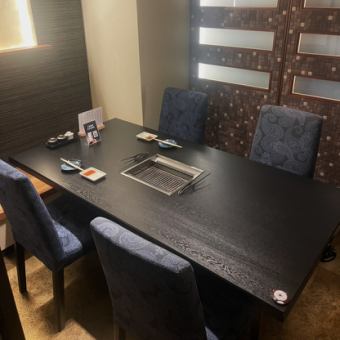 テーブル個室は4名掛け×1卓。卓上ロースターで手元が広く、資料や贈答品も置きやすい配置。接待や同伴、商談後の会食に重宝。静かな空間で、部位の説明も落ち着いてご案内できます。