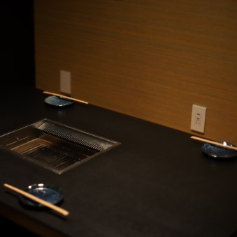 6名掛けの掘りごたつ個室。卓上ロースター完備で会話がしやすい静けさ。仕切りを外して約15名まで拡張でき、部署の会食や顔合わせにも最適。コース+飲み放題の利用で進行もスムーズです。