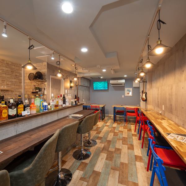 落ち着いた雰囲気の店内は、ランチタイムはもちろん、夜のちょい飲みやお仕事帰りのサク飲みにもぴったり♪おひとり様でも気軽に立ち寄れる空気感が魅力です。テーブルを繋げての大人数利用にも対応しており、友人との集まりや歓送迎会など、さまざまなシーンでご利用いただけます◎6名様からの貸切予約も承っております