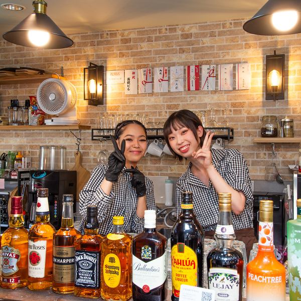 おひとり様大歓迎！カウンター席は全10席あり、仕事帰りの一杯やちょっとしたランチにぴったりの空間です。周りを気にせず自分の時間を楽しめます。スタッフとの距離も近く、おすすめメニューの相談も気軽にできるのが嬉しいポイント♪一人飲みや初めての来店でも安心して利用できます！