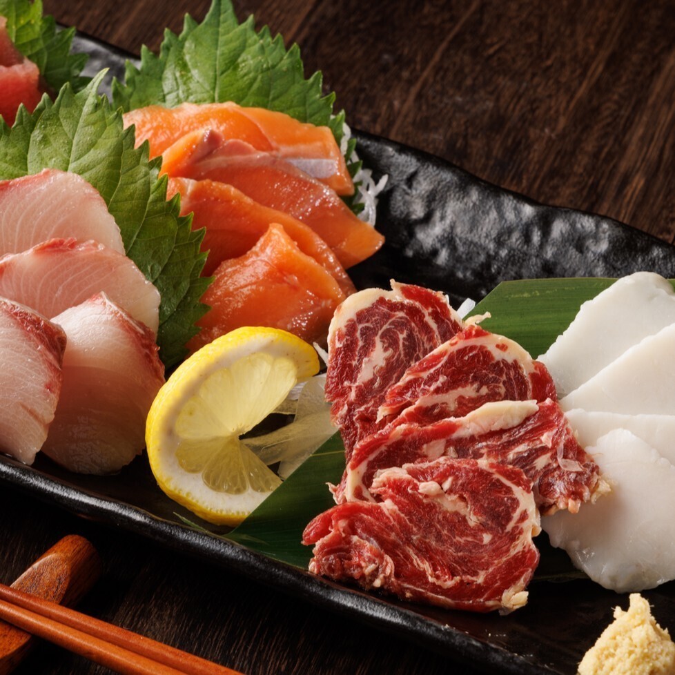 自慢の馬刺しや肉盛りプレートなどお肉が味わえるコース