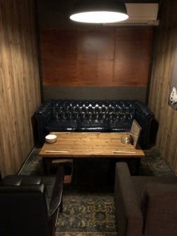 It is a private room for 4 people on the 2nd floor.This is a different space that doesn't look like an izakaya, but the calm atmosphere is popular.