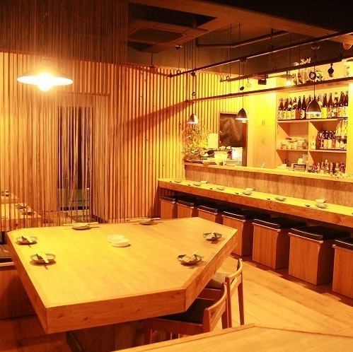 各種ご宴会やグループでの飲み会に最適なテーブル席、掘りごたつ席を完備。ゆったりと広々とした空間で、周りを気にせずお食事をお楽しみいただけます。会社仲間やご家族、ご友人とのお集まり等にぜひご利用ください。