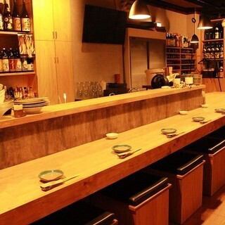 <p>木の温もりを感じるカウンター席は、お一人様でのご来店やデート利用に最適です。スタッフとの会話も楽しめる、人気のお席となっております。お仕事帰りの一杯や、ふらっと立ち寄りたい時にどうぞ。</p>