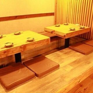 靴を脱いで足を伸ばしてくつろげる掘りごたつ席。まるで自宅にいるようなリラックスした雰囲気で、ゆったりとお過ごしいただけます。少人数でのプライベートな飲み会にも人気です。