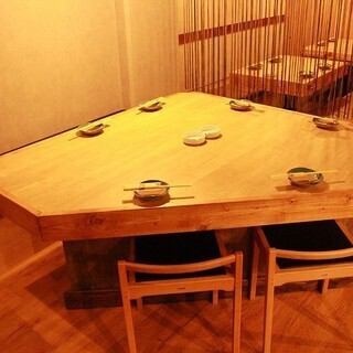 特殊な形のアイランドテーブル