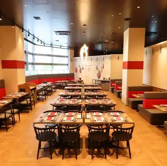 貸切利用大歓迎！着席100名様・立食80～100名様まで収容可能企業パーティーやウェディング結婚式2次会にぜひ。下見見学やお打ち合わせも承ります。お気軽にご相談ください。※空間写真は、系列店の品川店です。