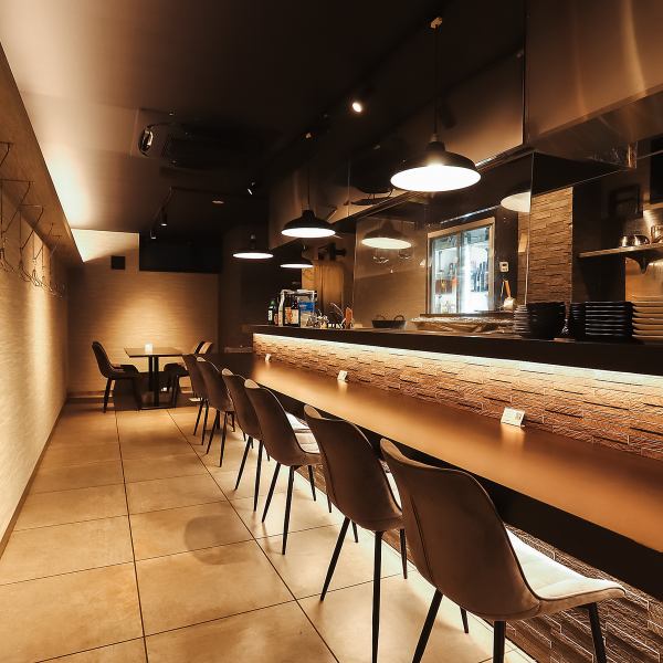 お店の主役ともいえるカウンター席は、オープンキッチンならではのライブ感を間近で楽しめる特等席です♪目の前で職人が一品一品丁寧に調理する様子や、立ち上る香ばしい香りが食欲をそそります◎次に運ばれてくる料理への期待感が高まるのも、この席ならではの醍醐味♪五感すべてでお食事を満喫できる贅沢な場所です◎