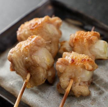 岩手県産の「みちのく清流どり」を使った串焼きは、当店自慢の一品♪ 串焼き［鶏肉］各種：220円(税込)～