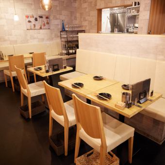 【테이블】런치 타임에는 혼자서 테이블도.휴식 시간에 천천히 식사를 즐기십시오.