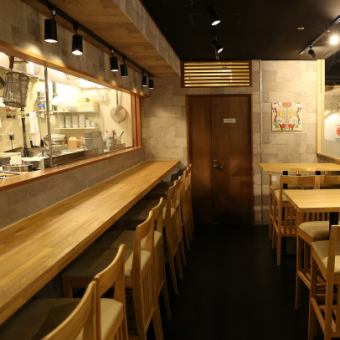 [Counter] We have 3 comfortable seats with enough space between them.It's perfect for a date or by yourself.
