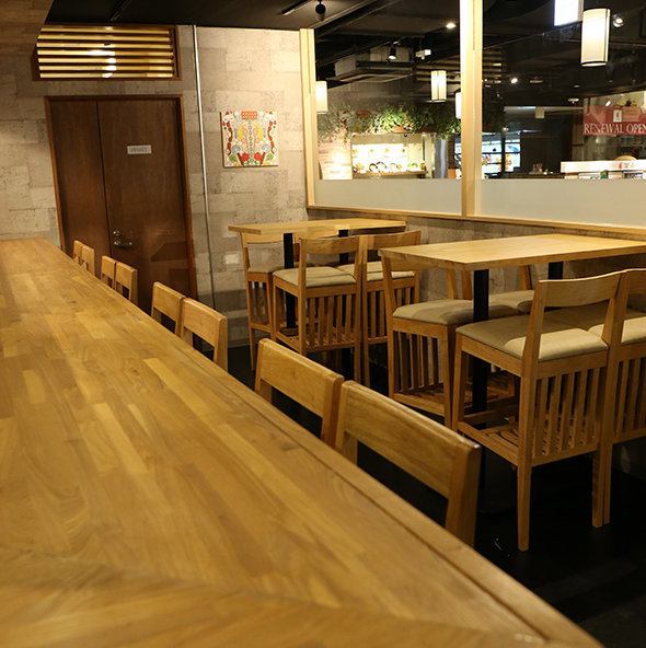[Counter seats] Recommended for dates and meals with friends ☆ Warm wood-like seats! There are also table seats for 2 people! CASSIWA carefully selected wines are 10 types each in red and white !! Saturday, Sunday, Why don't you "drink a quick lunch" on public holidays? Enjoy the special grilled chicken and sake!
