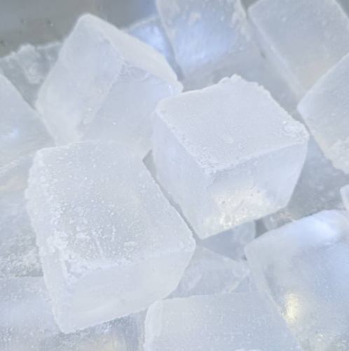 Ice that doesn't melt easily from an ice maker