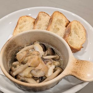 Whelk and mushroom ajillo