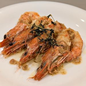 Sauteed shrimp with head in herb butter