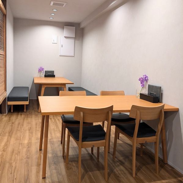 [Table seating] We have tables for 4 and 6.The space can accommodate up to 10 people.(We also have spare chairs, so please contact us if you would like to use them.) These seats are also recommended for various banquets and social gatherings.