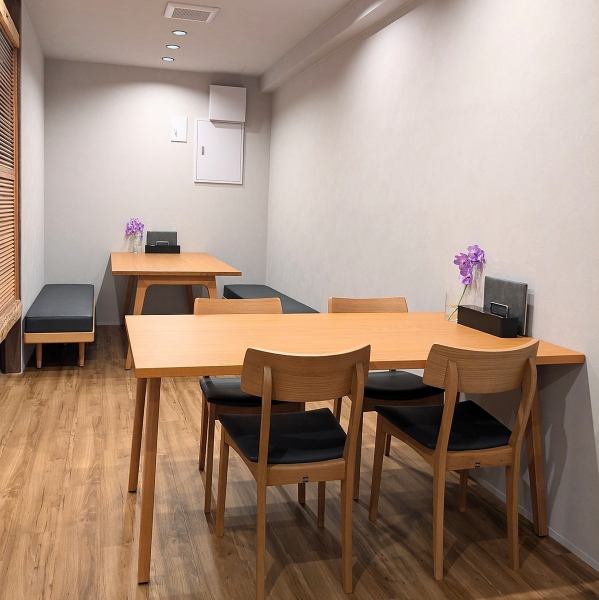 [Table seating] We have tables for 4 and 6.The space can accommodate up to 12 people.(We also have spare chairs, so please contact us if you would like to use them.) These seats are also recommended for various banquets and social gatherings.
