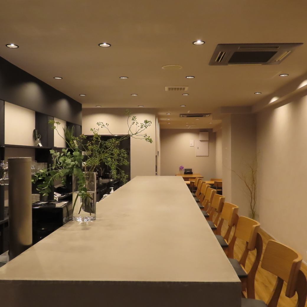 You can enjoy alcohol and a luxurious lunch from noon onwards.