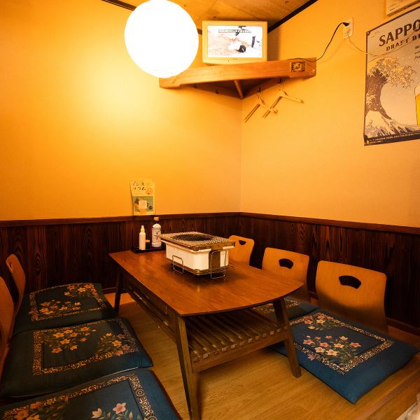 *Reservations required* We have a tatami room at the back of the restaurant that can seat 4-6 people. Enjoy seafood and yakiniku with a large group! Reservations are required as it is first come first served. Please feel free to contact us.