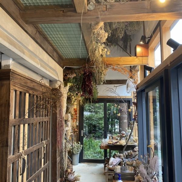 [Relaxing at a brewery cafe] The interior of the brewery, which was built in 1883, is a very nice space with dried flower works displayed everywhere.Please come and feel the synergistic effect of Kura x Dried Flower!