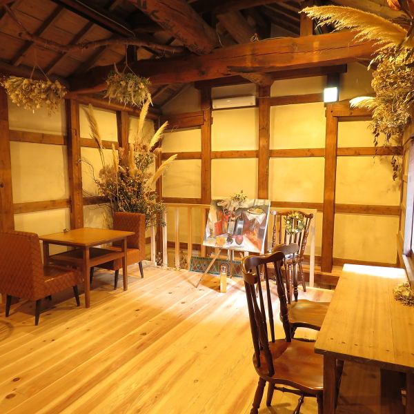 [Table seats on the 2nd floor] There are 4 tables for 2 people on the 2nd floor.You can feel the warmth of the excitement of going up to the second floor and the carefully selected furniture.We also accept reservations for upstairs seats for workshops and events.Please feel free to contact us ♪