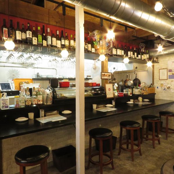 落ち着いた灯りでリラックスできる、雰囲気抜群の店内。カウンター席はデートや大事な日のディナーなどにおすすめです。お1人様でのご利用も是非。お足元に荷物カゴのご用意もございますので、安心してお食事をお楽しみください。