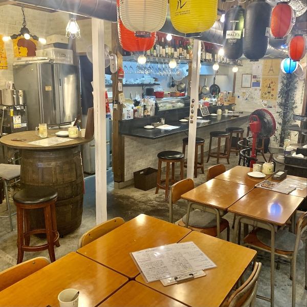 活気のある店内です！テーブル席もあり、最大15名迄ご予約お受けしております。(要連絡)