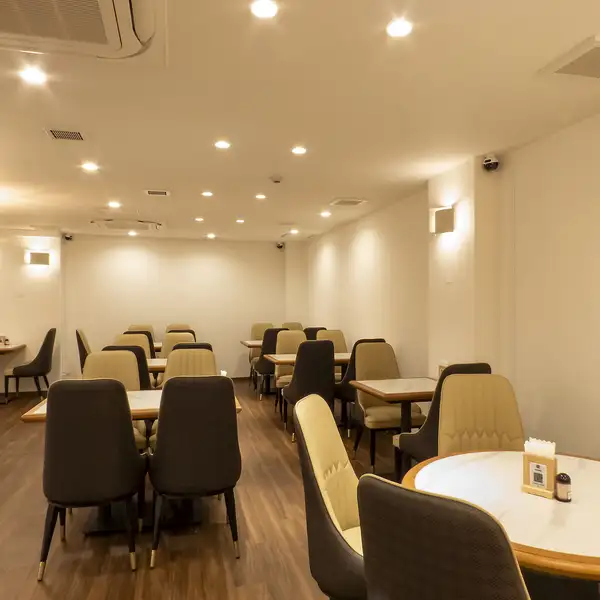 白を基調にした、明るく洗練された大人のためのモダン空間。広々とした落ち着きある店内は、ご夫婦の普段使いから大切な日のディナーまで特別な時間を演出します。美しく心地よい空間で、極上の味をご堪能あれ。
