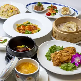 【三海花见基础套餐】尽享正宗中国美食♪ 共8道菜，包括3道开胃菜、辣椒虾、糖醋炸鸡等。3980日元（含税）