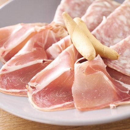 【おすすめ】プレズントとサラミの盛り合わせ