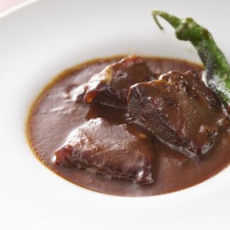 和牛ほほ肉の赤ワイン煮込み