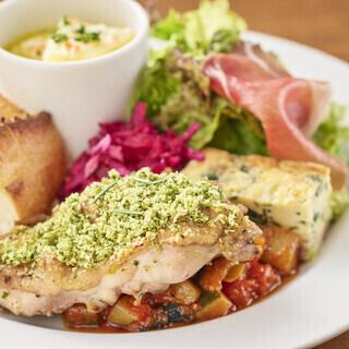 【週末ランチメニュー】サラダブッフェ付きメインが選べるランチセット★予約でコーヒーor紅茶付