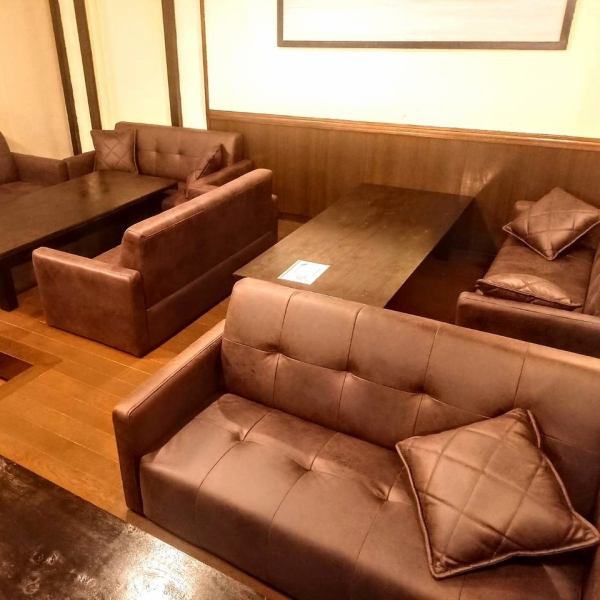 座敷のソファー席はゆったりくつろげるお店をコンセプトにしております。カップルでもファミリーでもご利用いただけます。また、人数に合わせてレイアウトを変更できるのでパーティーや女子会、宴会などにもご利用いただけます。
