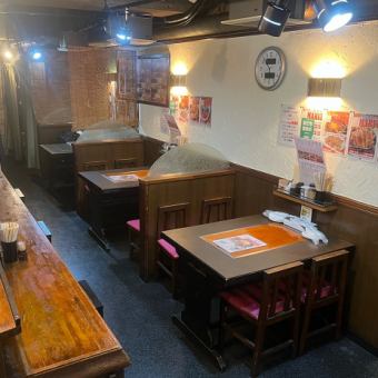You don't have to take off your shoes, so it's comfortable. We have 3 tables for 4 people! The steak, a popular menu item, is very filling! Families are also welcome!