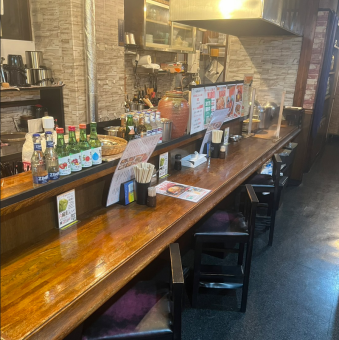 The counter seats are popular and allow you to casually dine alone! You can enjoy your food and drinks at your leisure in a relaxed atmosphere.