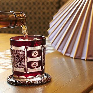 店内は「クール鹿児島」をコンセプトにしたスタイリッシュなデザインで統一されており、落ち着いた大人な雰囲気を演出しています。仕事終わりの一杯やデート、大切な方との食事など、様々なシーンでご利用いただけます！洗練された空間でゆったりとお過ごしください◎