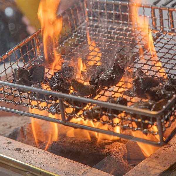 当店はスタイリッシュで落ち着いた雰囲気です。カウンター席は、お一人様やカップルの方がゆったりとお食事を楽しめる居心地の良さ。また、テーブル席は席を結合できるため、ご家族やグループでのご利用に最適です！洗練された空間で、鹿児島食材の料理を堪能ください♪