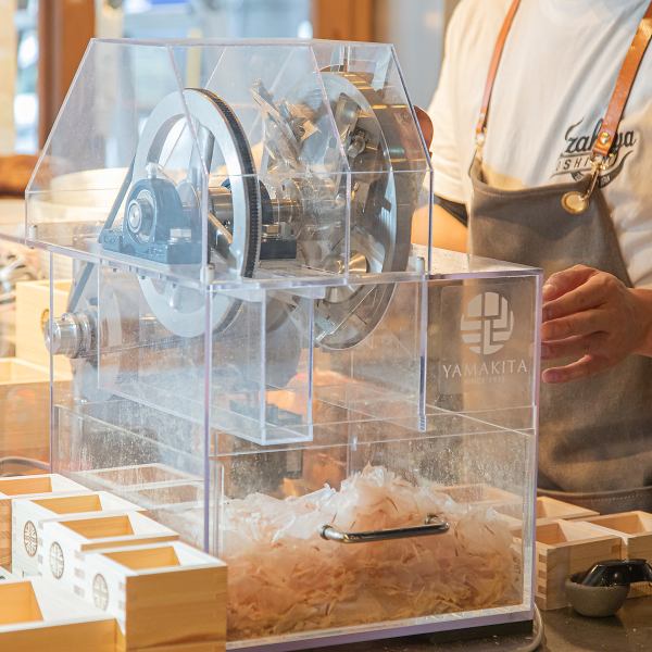 臭みがなく脂の甘味豊かな「茶鰤」と、目の前で削る枕崎産鰹節出汁の競演♪