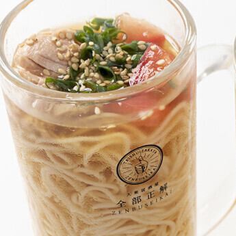 ≪話題の進化系グルメ！≫麺をジョッキで豪快に！「ジョッキ麺」