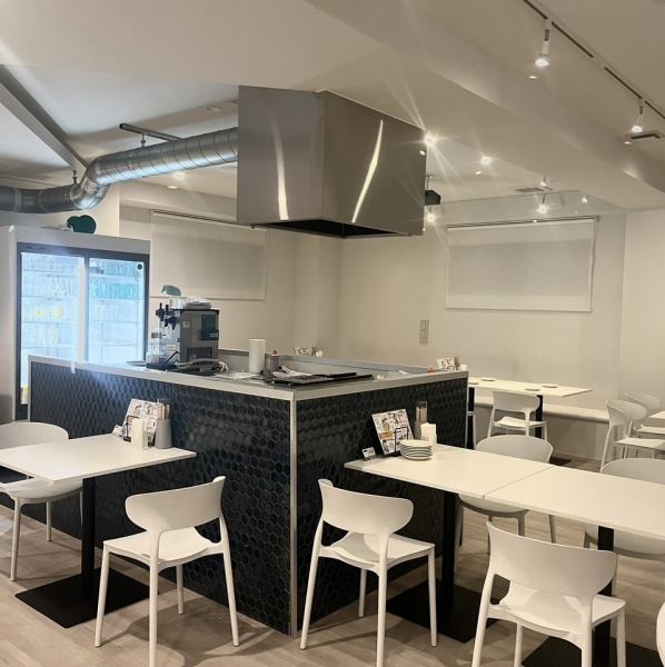 ≪遊び心と清潔感が融合した空間≫10秒ピタッとチャレンジなど、遊び心満載の仕掛けが楽しめる店内は、白を基調とした内装で清潔感溢れる空間となっております♪目の前で調理が楽しめるカウンターキッチンでは、音や香り、仕上がる瞬間まで五感で味わえる臨場感が魅力。席の距離の近さが嬉しい特等席です。