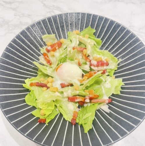 ベーコンとレタスのシーザーサラダ