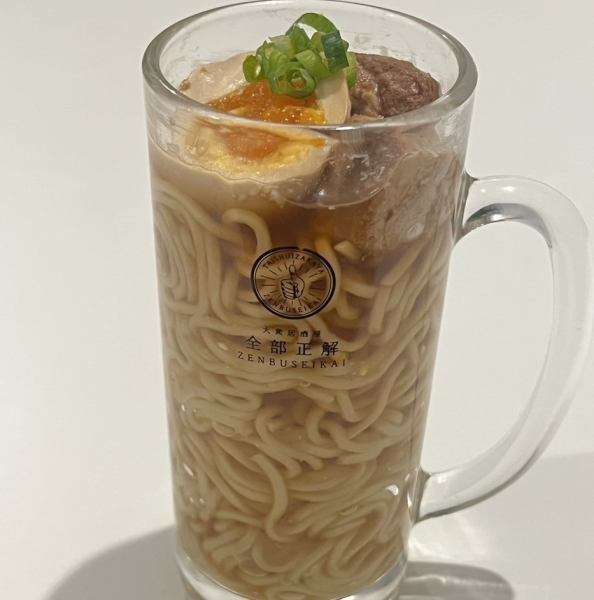≪話題の進化系グルメ！≫麺をジョッキで豪快に！「ジョッキラーメン」