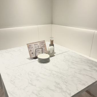 プライベートな空間で愉しめる半個室席！