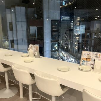 お一人様でも気軽に立ち寄れるカウンター席であり、7階から望む夜景が特別な時間を演出します。