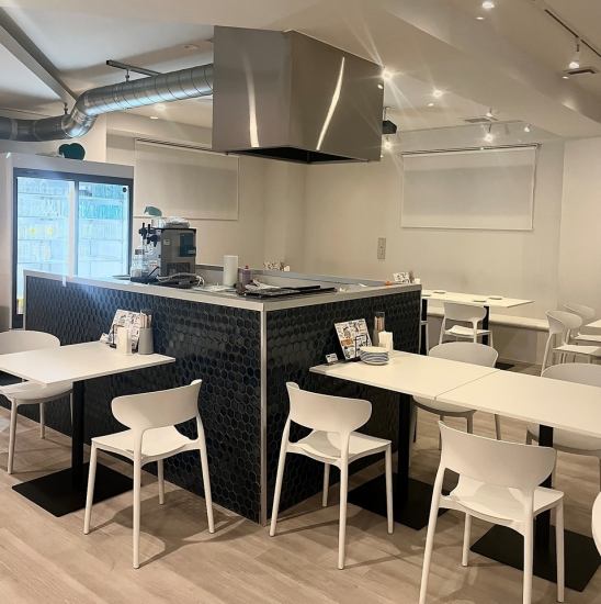 オープンキッチンで五感で楽しめる！