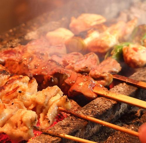 [Feeling of Yakitori] The arm of the shop owner shines one by one carefully with charcoal fire